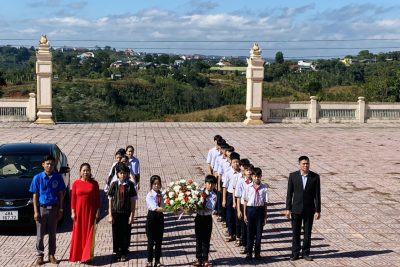 Dâng hương tưởng niệm các anh hùng liệt sĩ nhân dịp kỷ niệm ngày thành lập Quân đội nhân dân Việt Nam