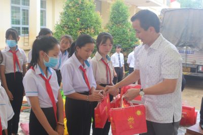 Lãnh đạo UBND huyện, Phòng GD&ĐT Tặng quà cho các em học sinh có hoàn cảnh khó khăn của nhà trường.